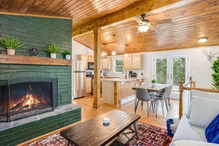 Harpers Ferry Cabin Hot Tub, Deck, Fire Pit, Wifi Екстер'єр фото