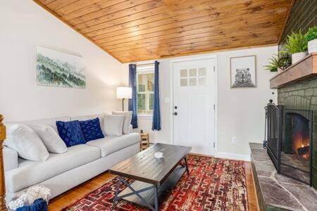 Harpers Ferry Cabin Hot Tub, Deck, Fire Pit, Wifi Екстер'єр фото