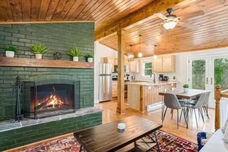 Harpers Ferry Cabin Hot Tub, Deck, Fire Pit, Wifi Екстер'єр фото