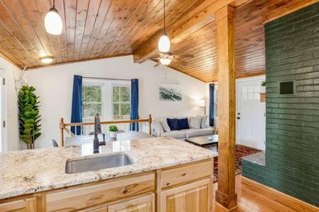 Harpers Ferry Cabin Hot Tub, Deck, Fire Pit, Wifi Екстер'єр фото